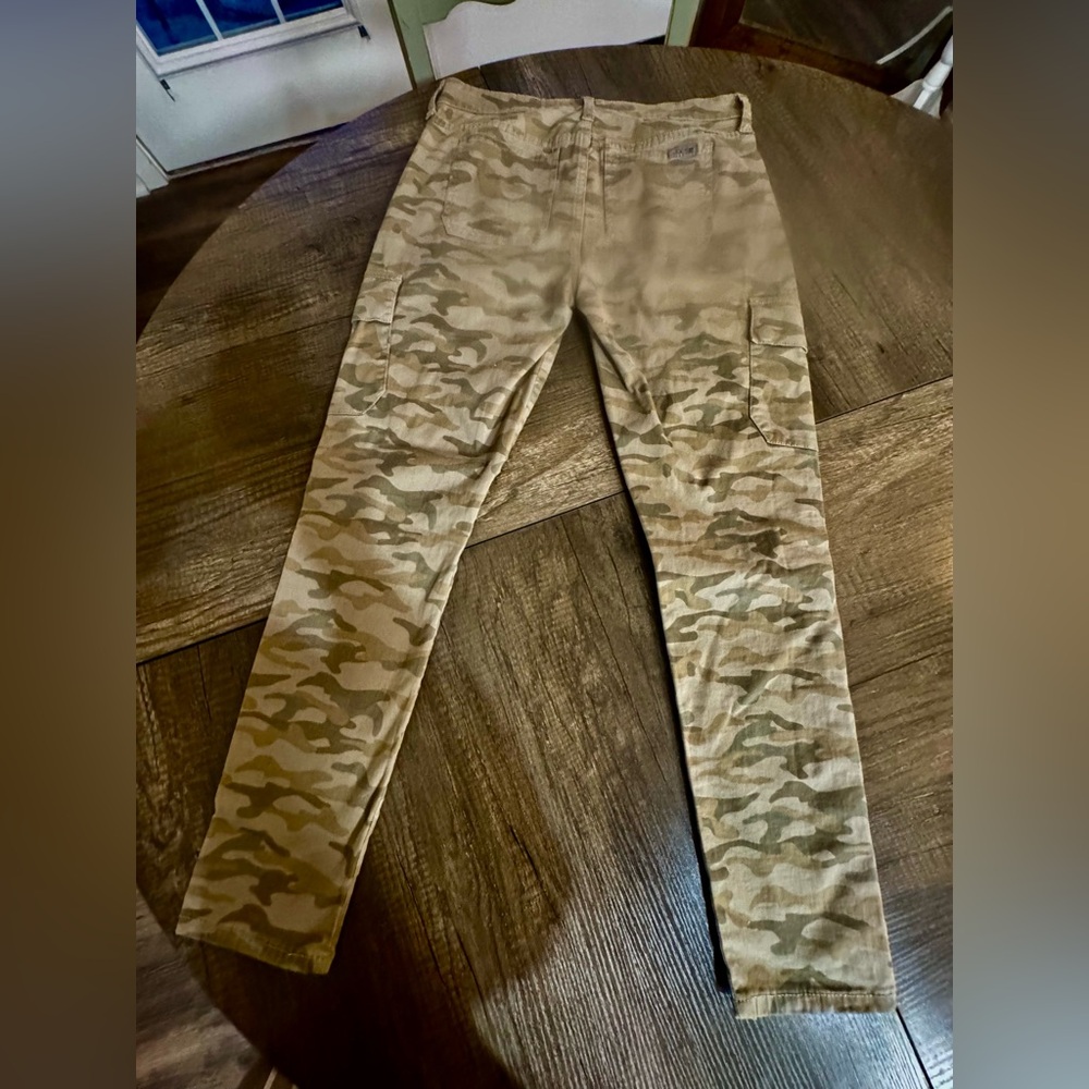 Joe’s Jeans Camouflage Pants With Multiple Pockets @ Front Zipper. Size 29